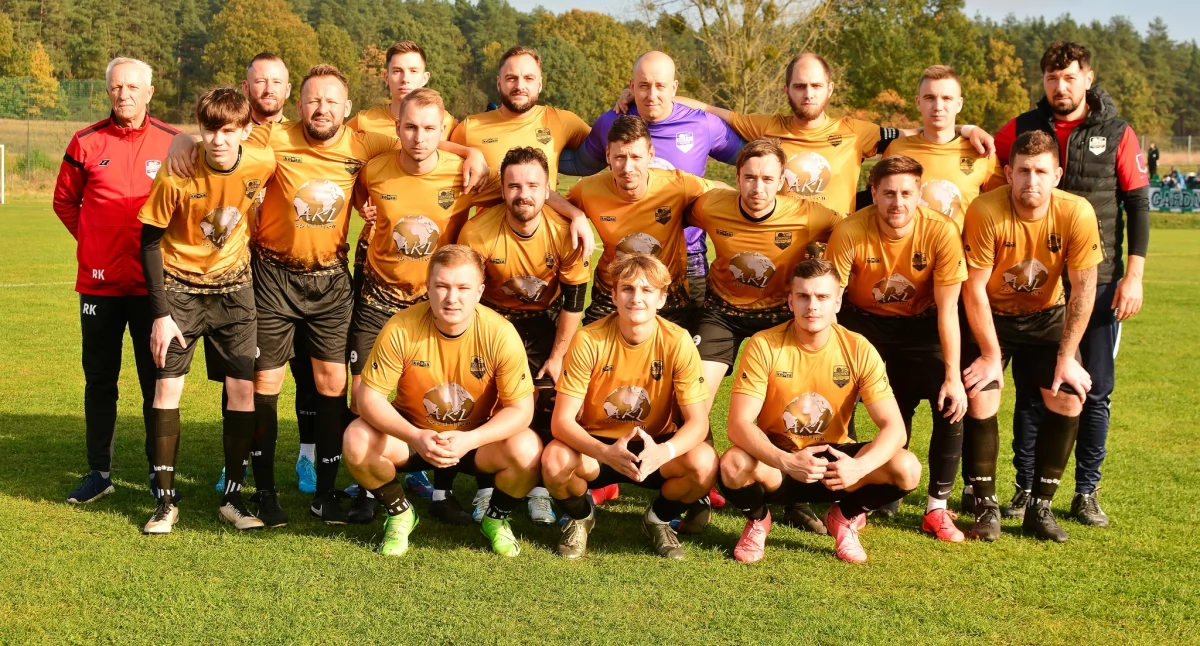 Gol w 95 minucie dał Odrzance zwycięstwo. Czarni Lubanowo lepsi od wicelidera [WYNIKI]