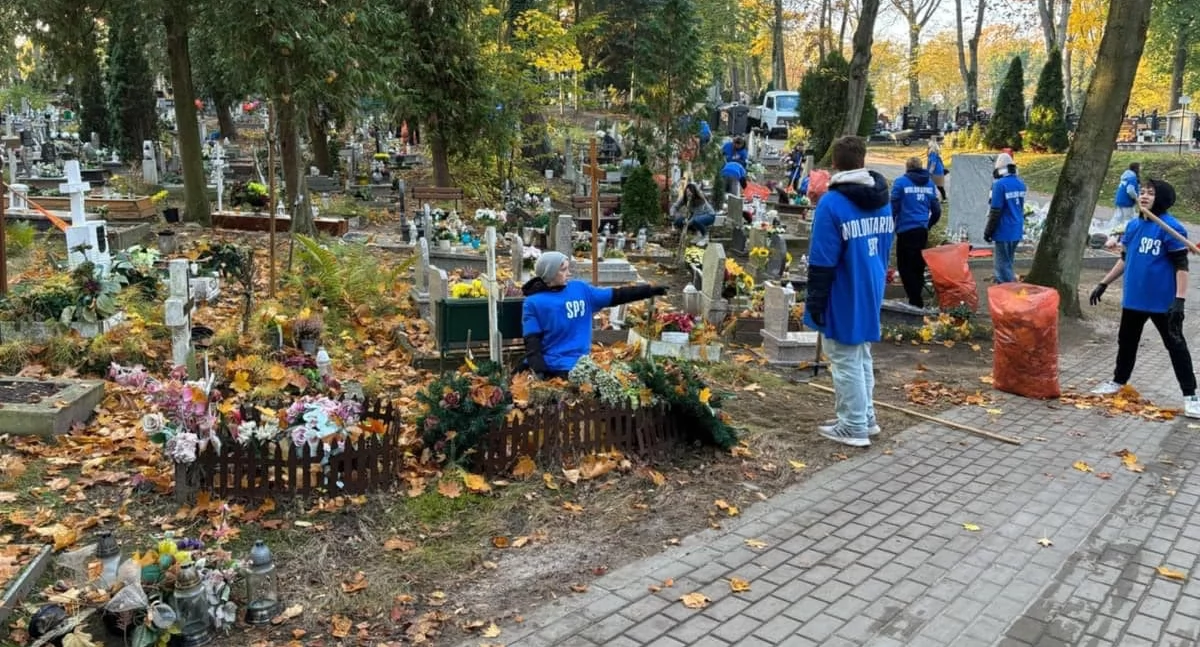 Sprzątali groby dzieci na gryfińskim cmentarzu [GALERIA]
