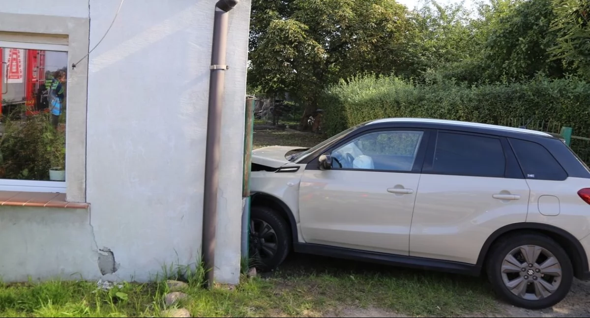 40-letni mężczyzna wjechał w budynek mieszkalny