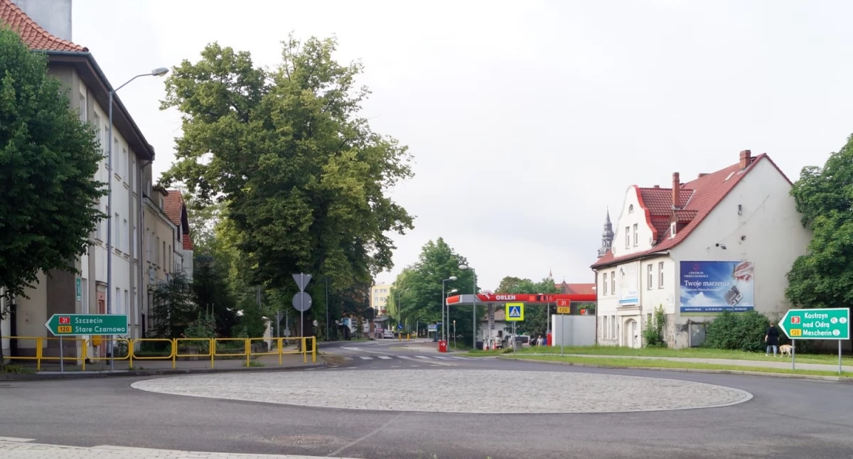 Potrącenie na rondzie Rzeszowskiego. Samochód uderzył w przechodzącego po pasach