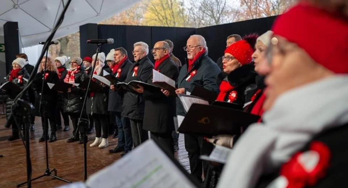 Chór Res Musica zaśpiewał dla Niepodległej [GALERIA]