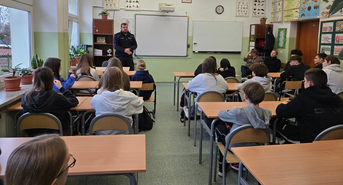 Policja odwiedziła szkołę pod Gryfinem [ZDJĘCIA]