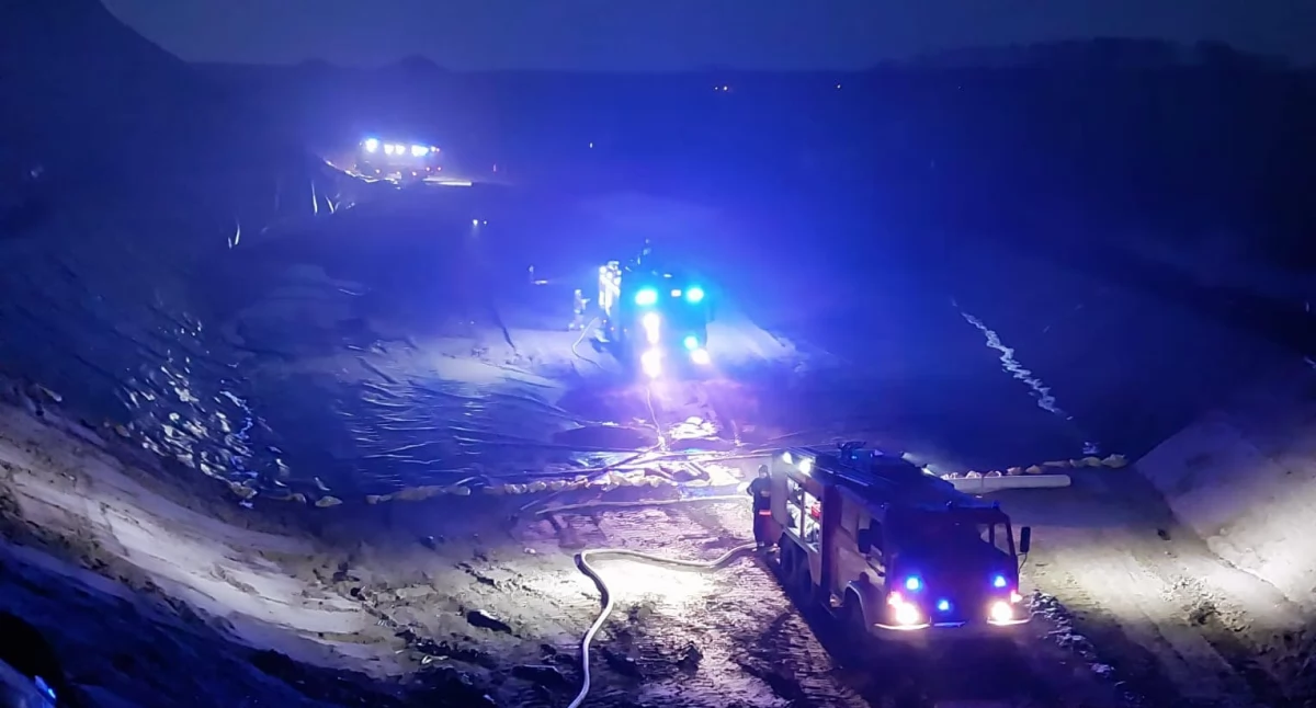Całą noc gasili pożar składowiska odpadów