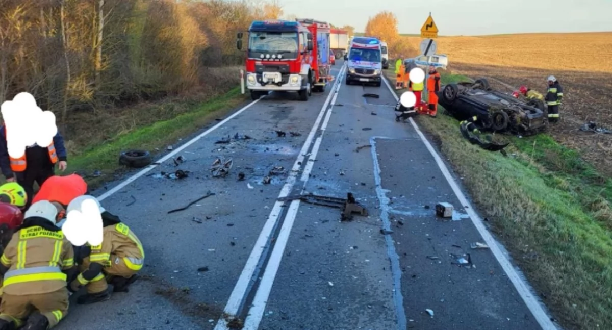 Poważny wypadek. Dwie osoby są zakleszczone w pojazdach