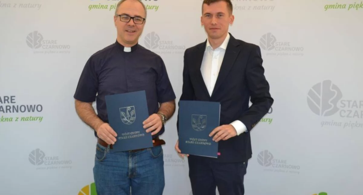 Ksiądz Jeruzalski podpisał z wójtem umowę na prace konserwatorskie w kościele