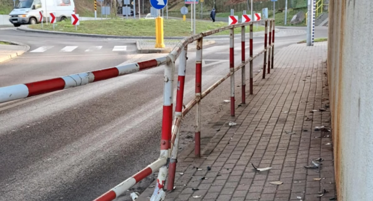 Rozbite szkło po wczorajszej kolizji