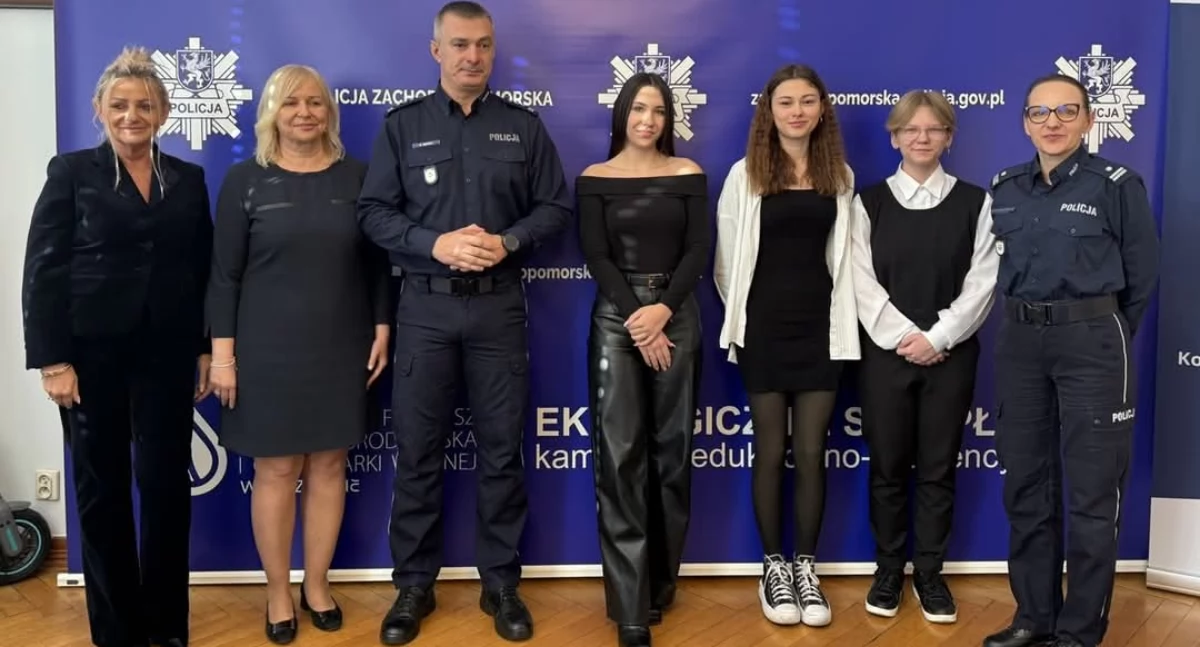 Amelia i Oliwia nagrodzone przez policję