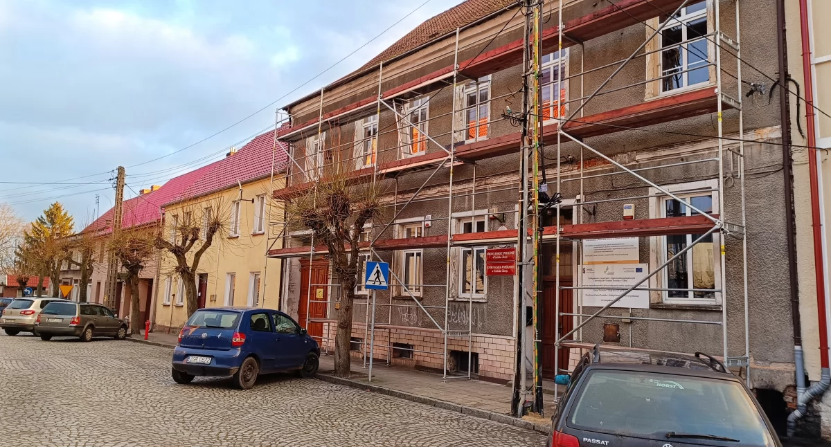 Trwa remont elewacji budynku OPS