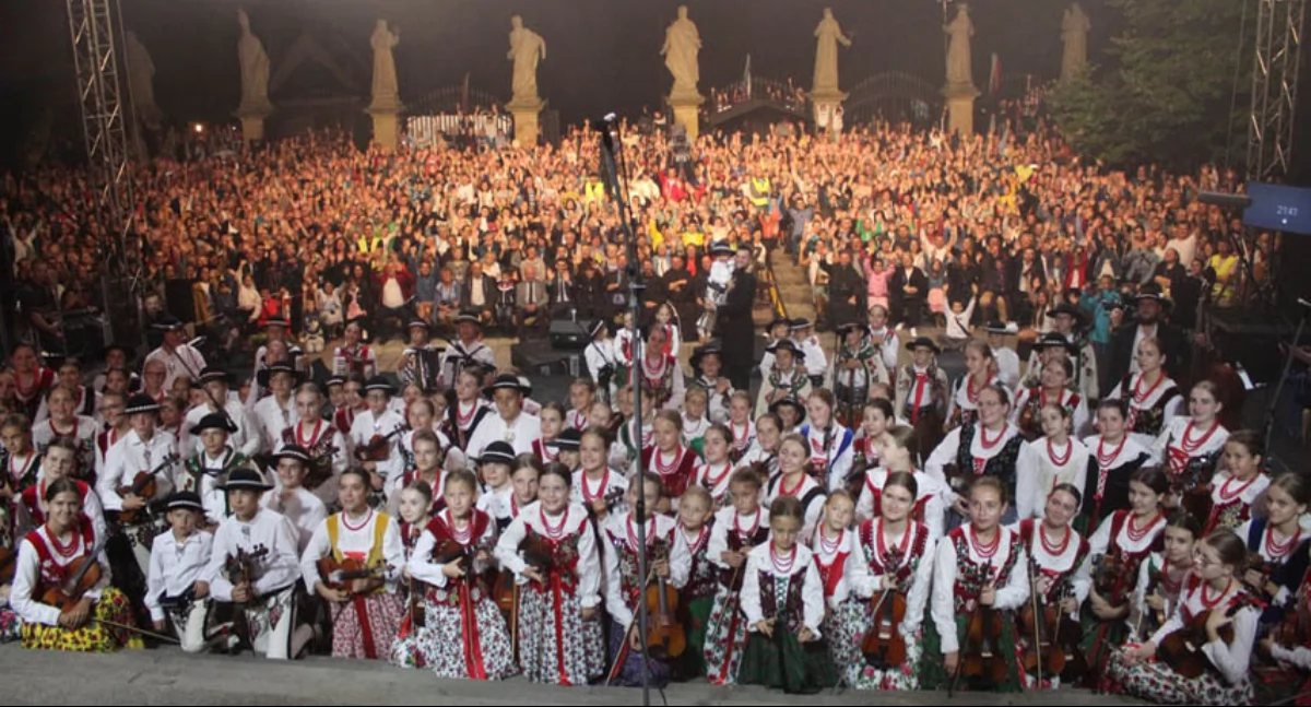 Halówka oraz koncerty, w tym Małej Armii Janosika [ROZKŁAD JAZDY]