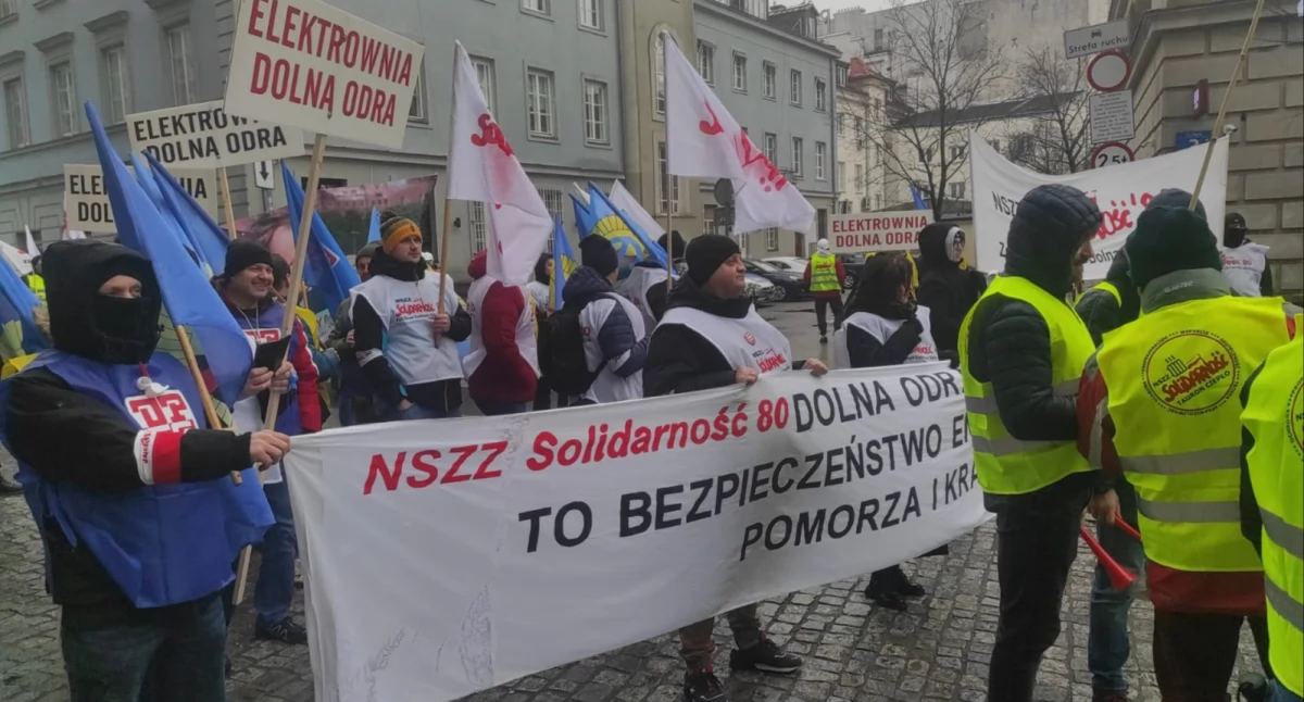 Gryfinianie są już pod siedzibą PGE