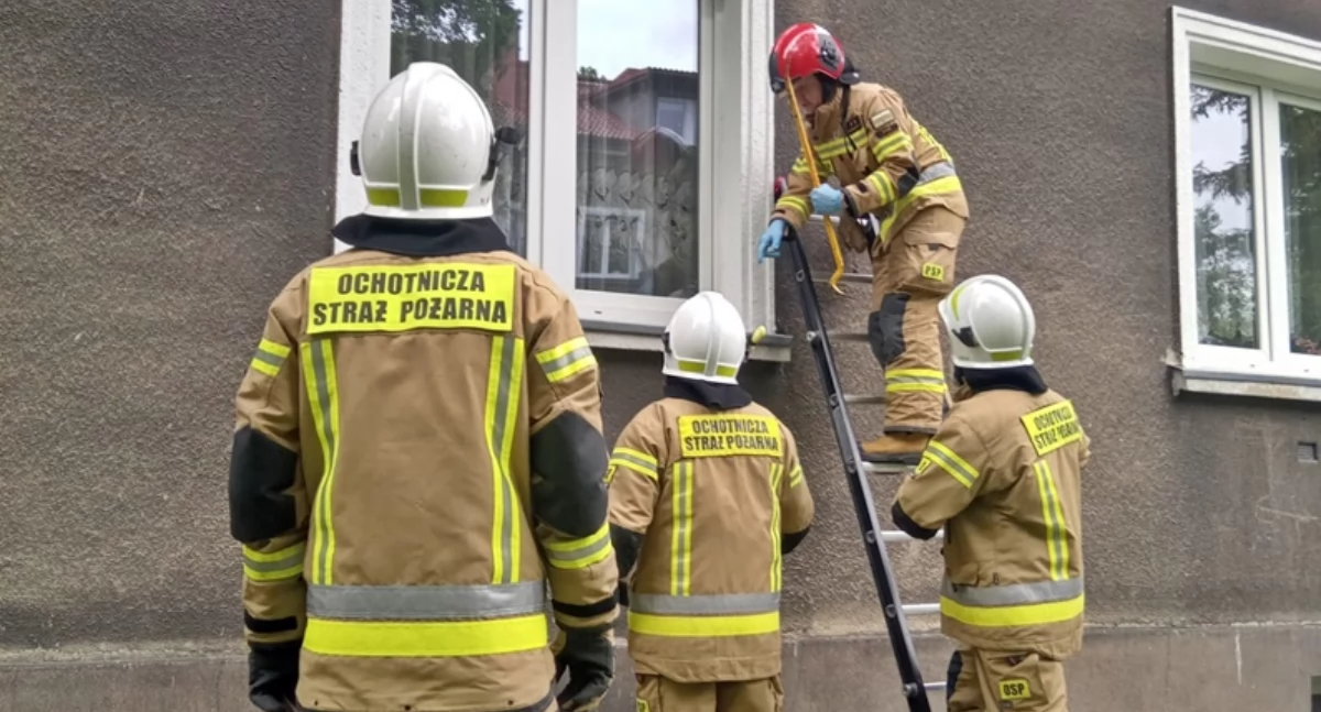 Po wejściu do mieszkania strażacy odkryli zwłoki mężczyzny