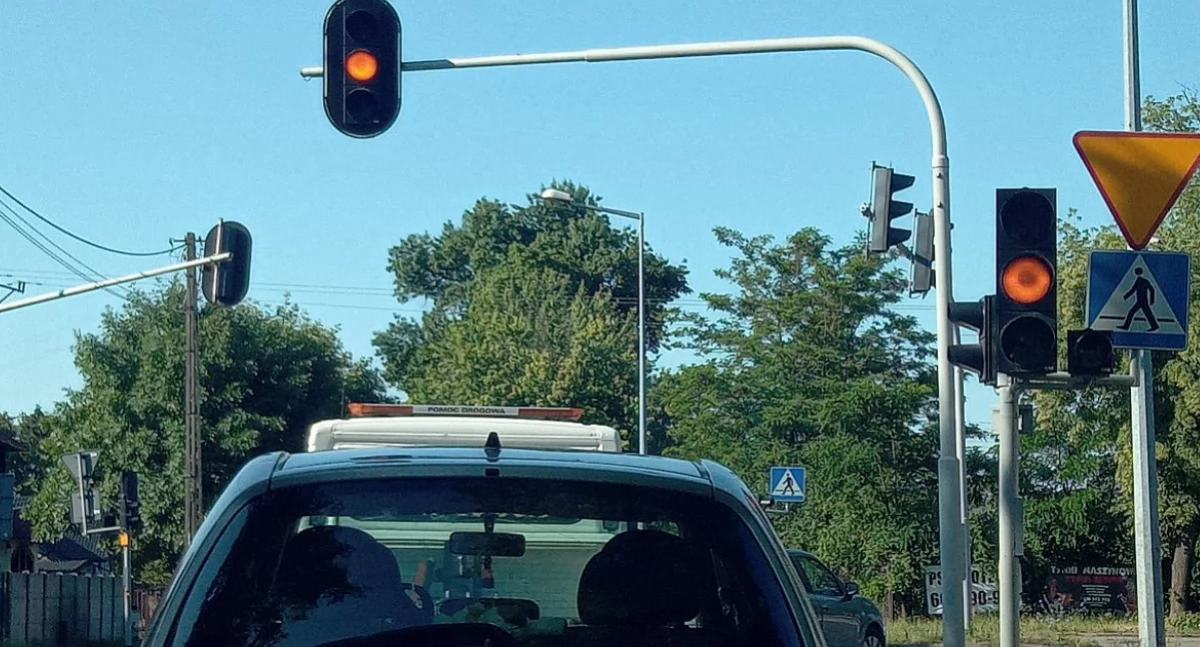 LIST DO REDAKCJI. Dlaczego sygnalizacja przy straży działa całą dobę?
