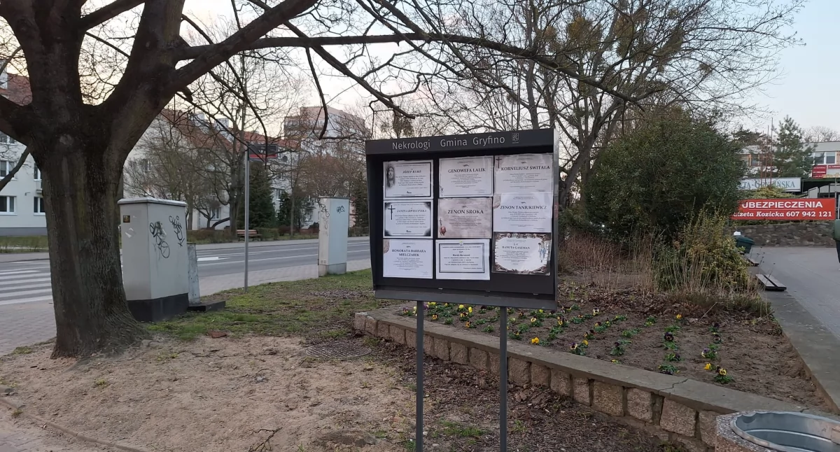 Pełne tablice z nekrologami. Nie żyje m.in. 34-latek