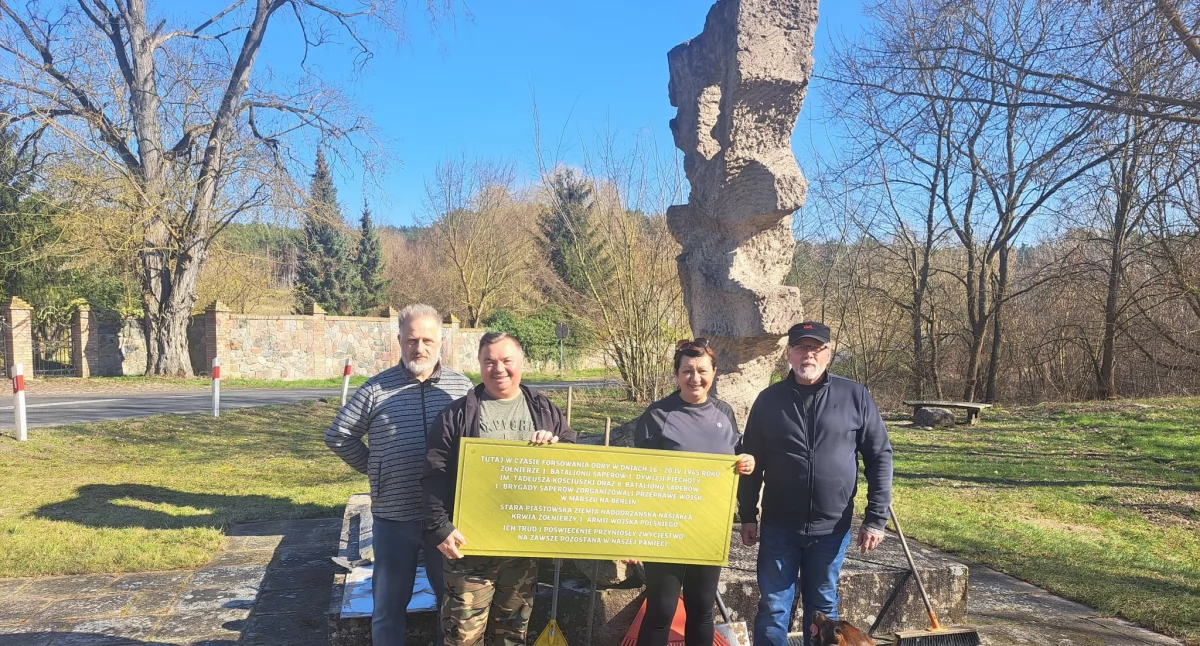 Prace porządkowe przy Pomniku Saperów w Siekierkach 