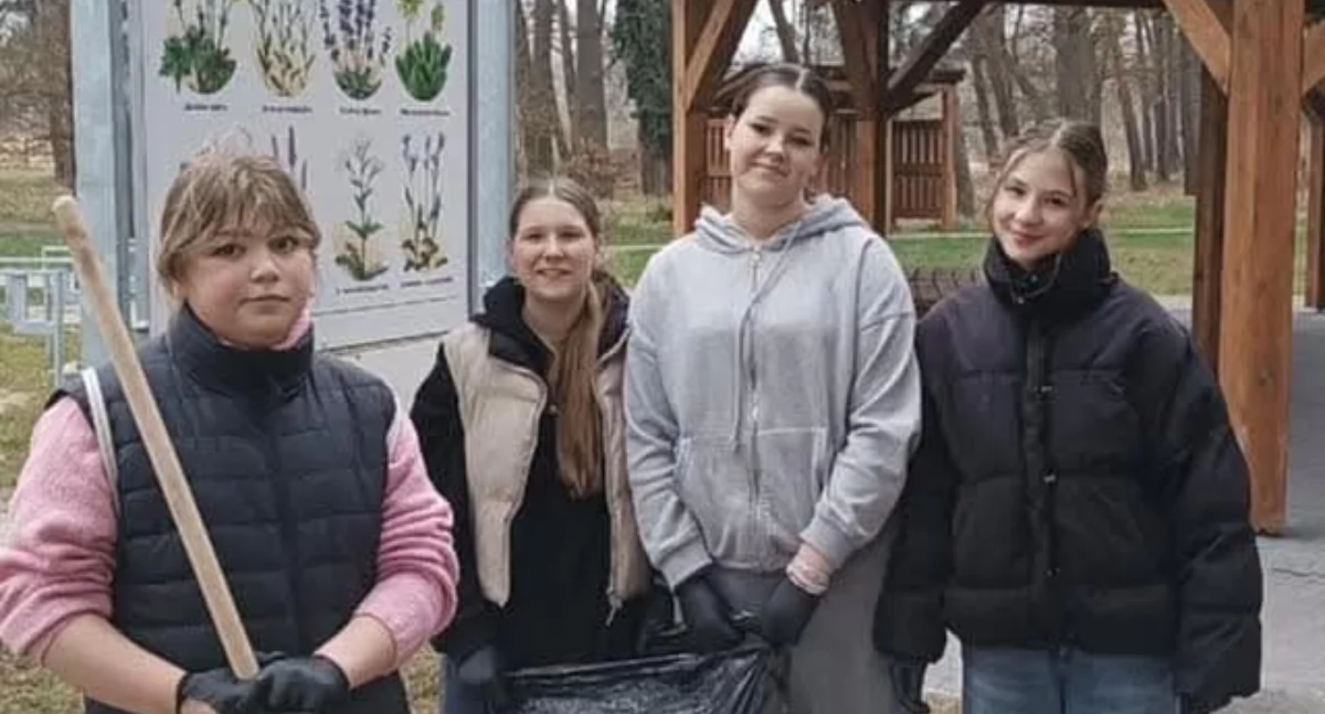 Międzypokoleniowe działania w Gryfinie. M.in. wysprzątali Eko Zakątek