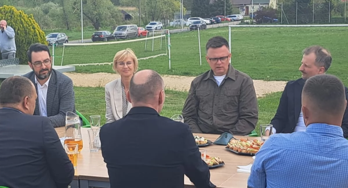 Szymon Hołownia rozmawia o parku narodowym w Moczyłach