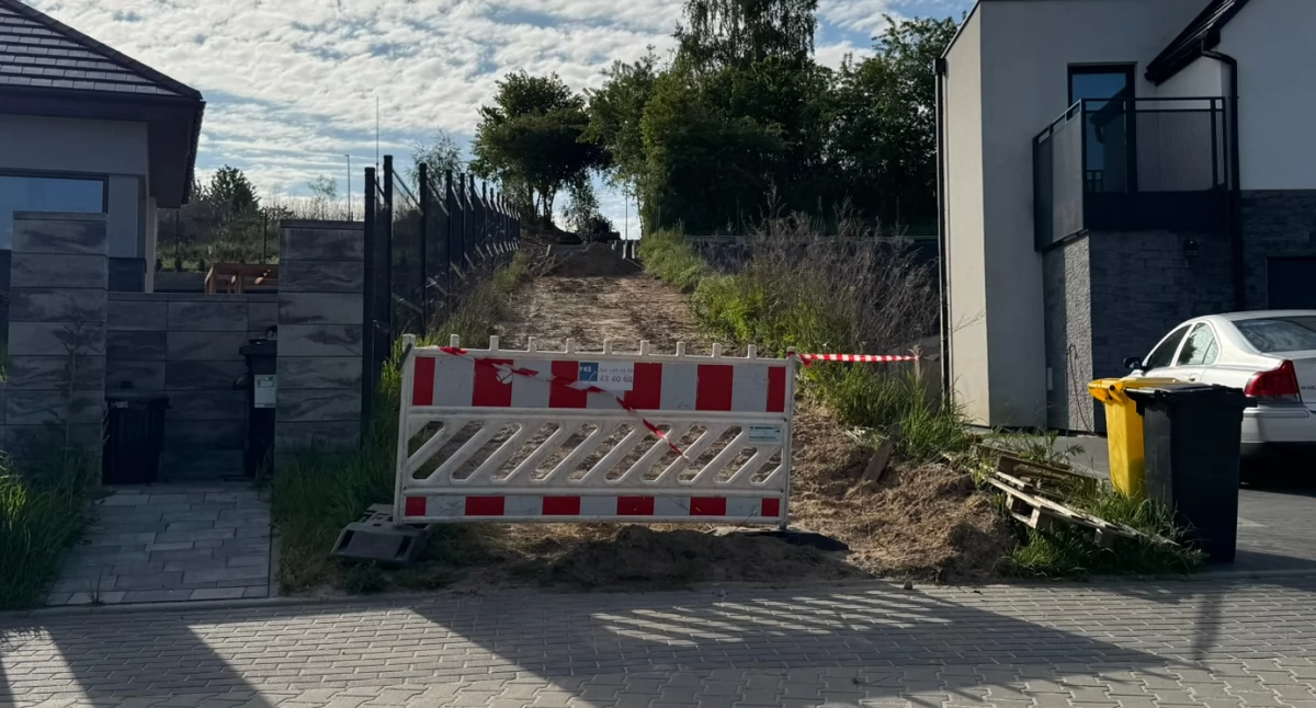 Robią schody między ul. Fredry, a sklepem Dino