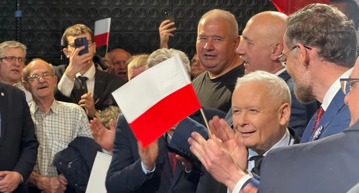 Jarosław Kaczyński w Gryfinie. Tłumy pod budynkiem GDK