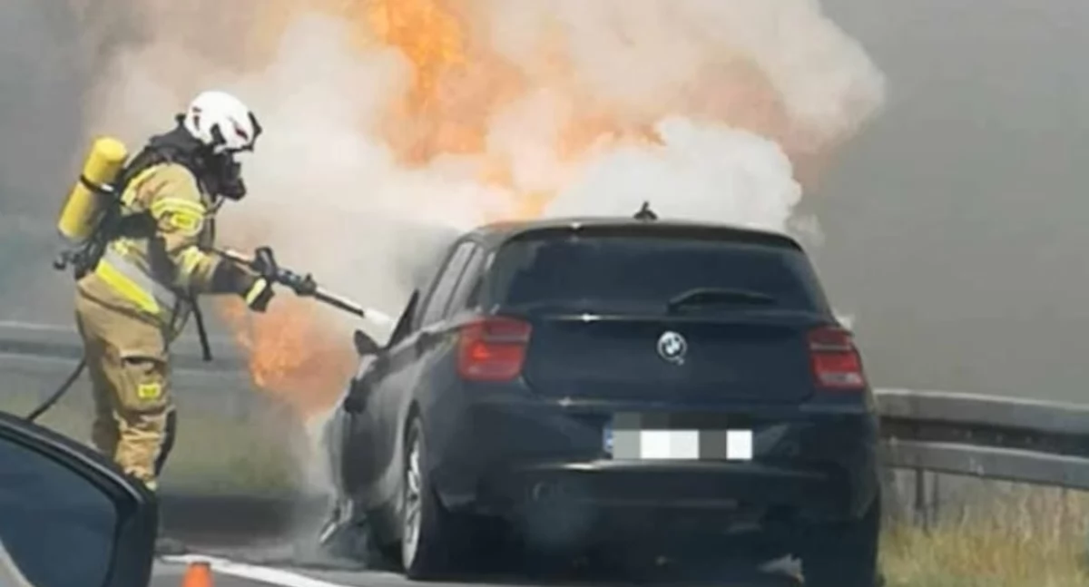 Pożar samochodu na S3 w Sobieradzu