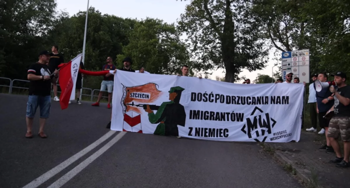 Przeszli z biało-czerwoną flagą na granicę [GALERIA]