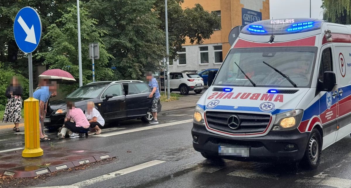 Piesza potrącona na pasach. Korek w centrum