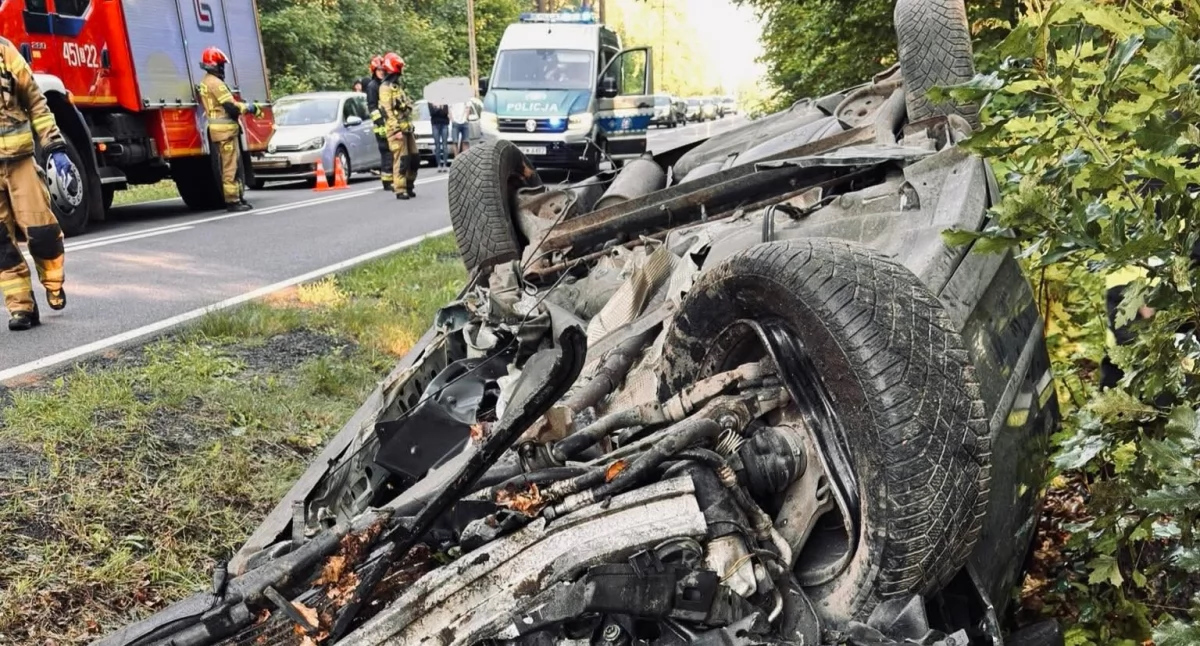 Poranny wypadek. Jedna osoba znajdowała się poza pojazdem