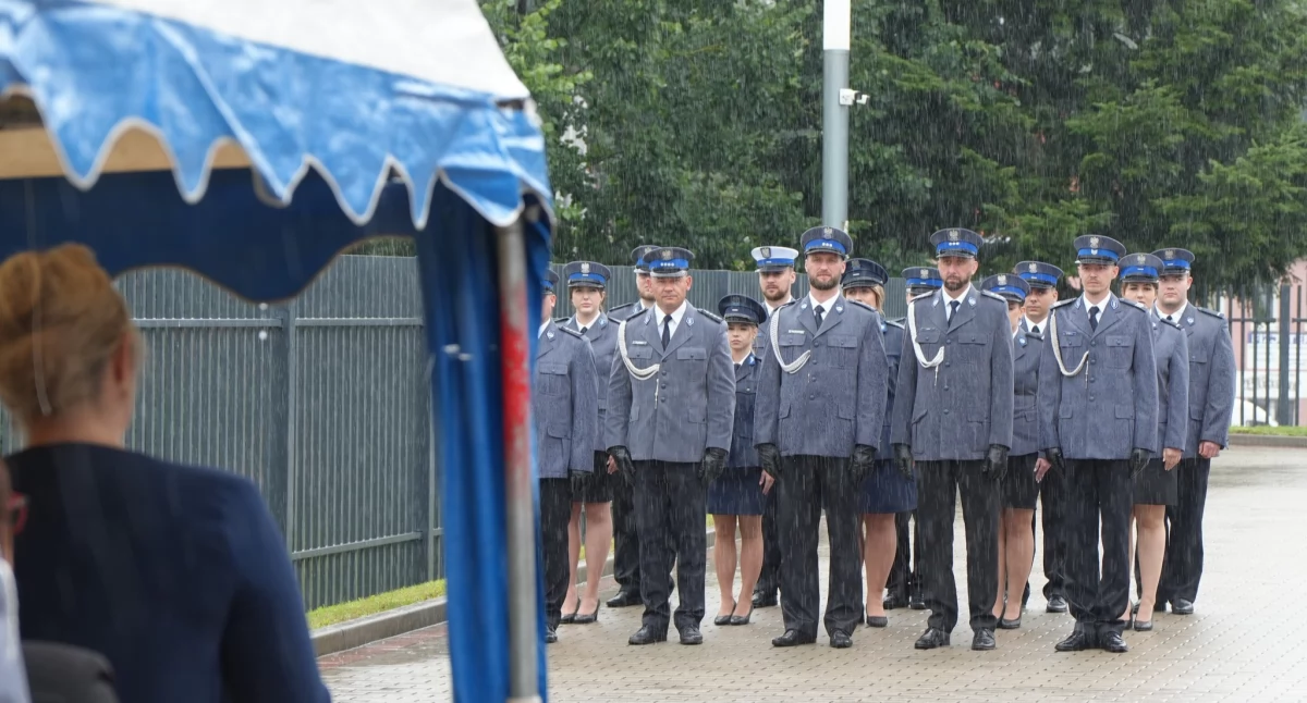 Policjanci świętowali w deszczu [GALERIA]