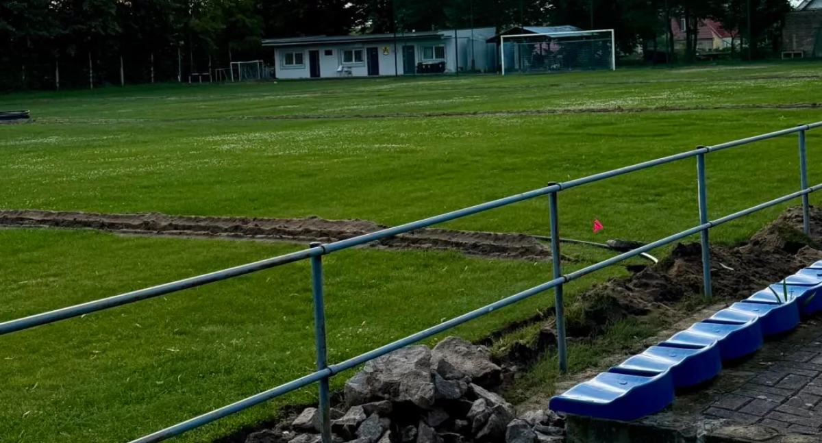 Montują system nawodnienia na stadionie [ZDJĘCIA]