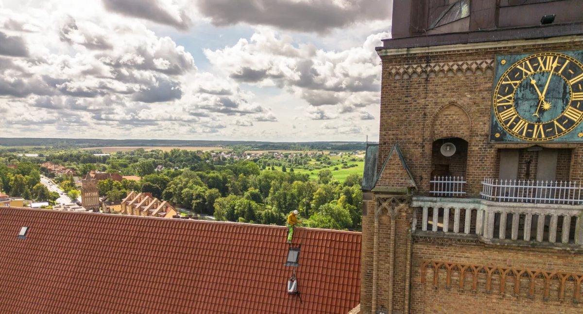 Naprawiają dach Kościoła Mariackiego 