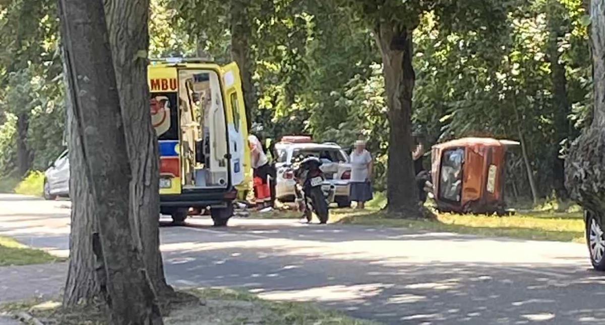 Poważny wypadek w Pniewie. Potrącony policjant, dwie osoby zakleszczone w aucie [AKTUALIZACJA]