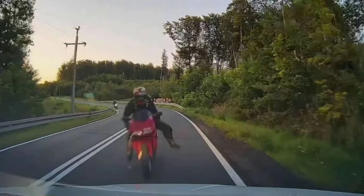 Motocyklista, który wjechał w samochód nie ma nawet osiemnastu lat [WIDEO]