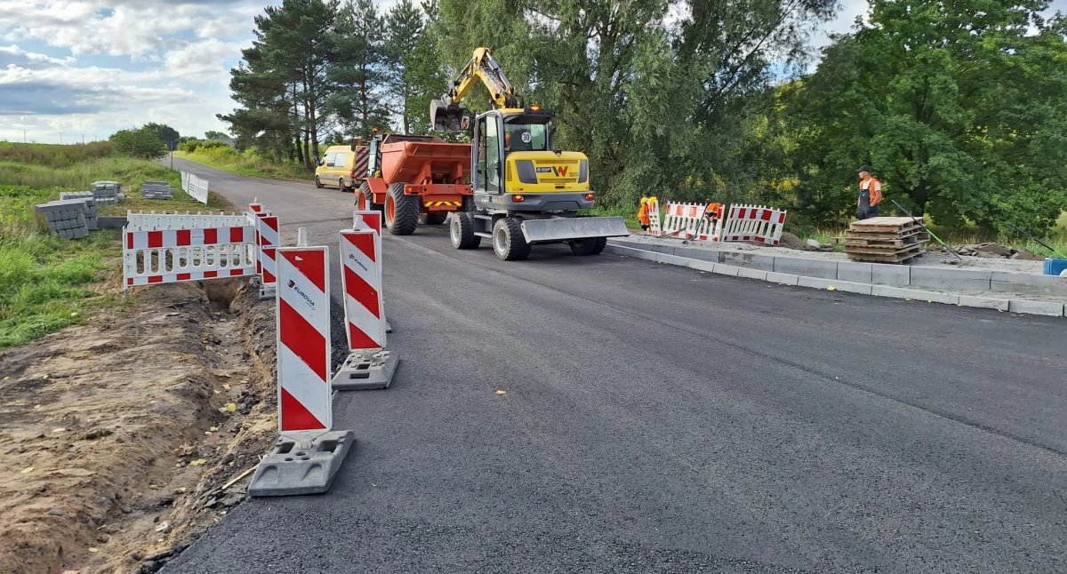 Trwa przebudowa drogi wojewódzkiej na terenie naszego powiatu [GALERIA]