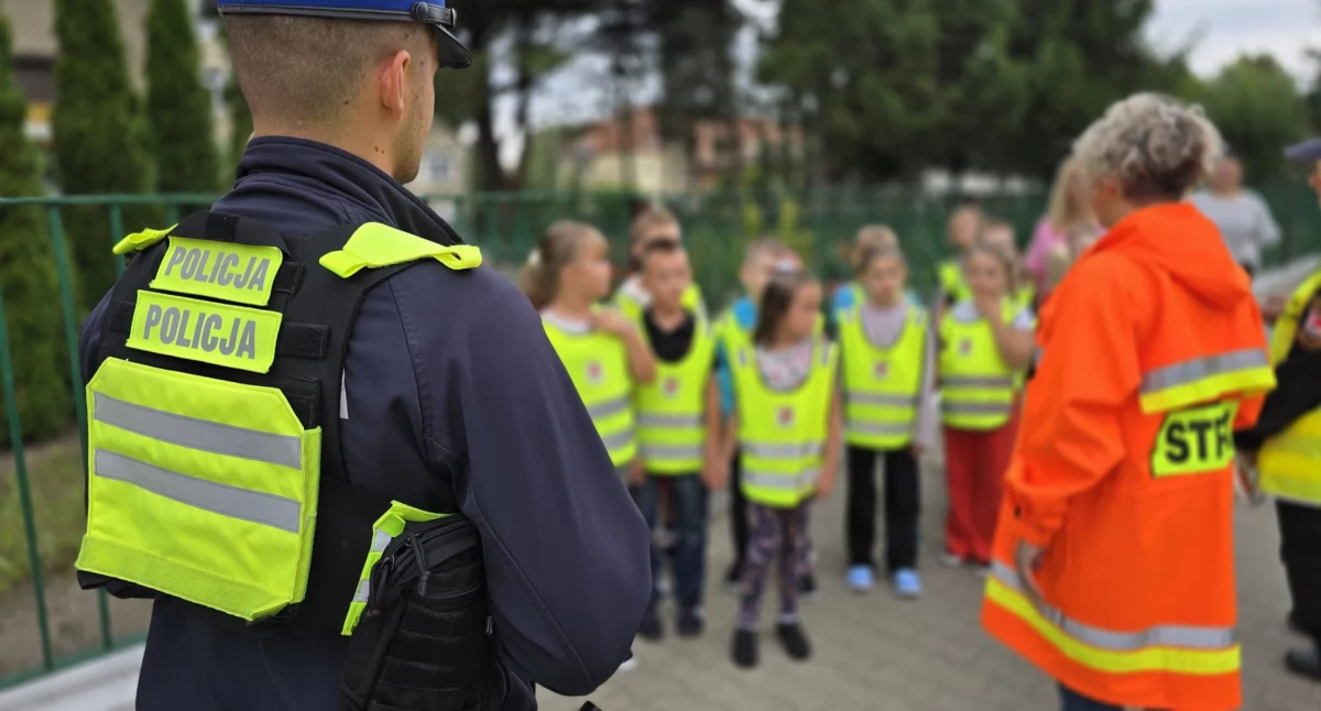 Policjanci omawiali z uczniami zasady bezpieczeństwa w ruchu drogowym