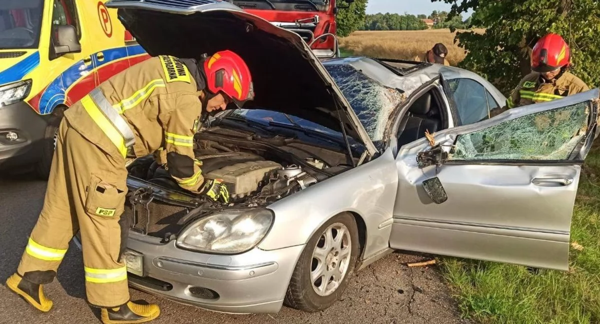 35-latek stracił panowanie nad autem i wjechał w drzewo