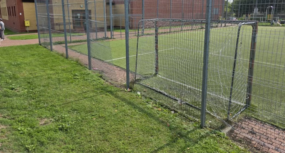 Wandale zniszczyli boisko i plac zabaw [ZDJĘCIA]
