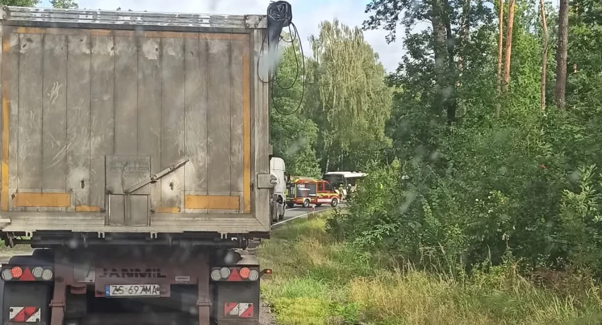 W Krzypnicy doszło do zderzenia pojazdu z autobusem 