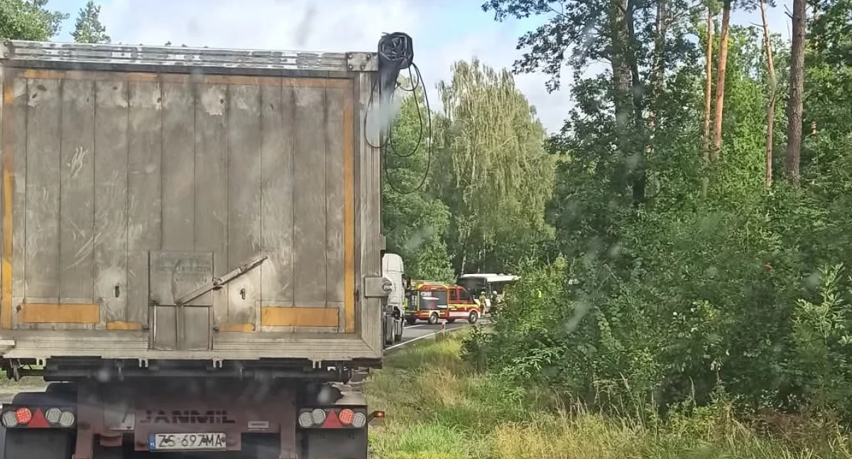 To kierowca samochodu osobowego wjechał w autobus