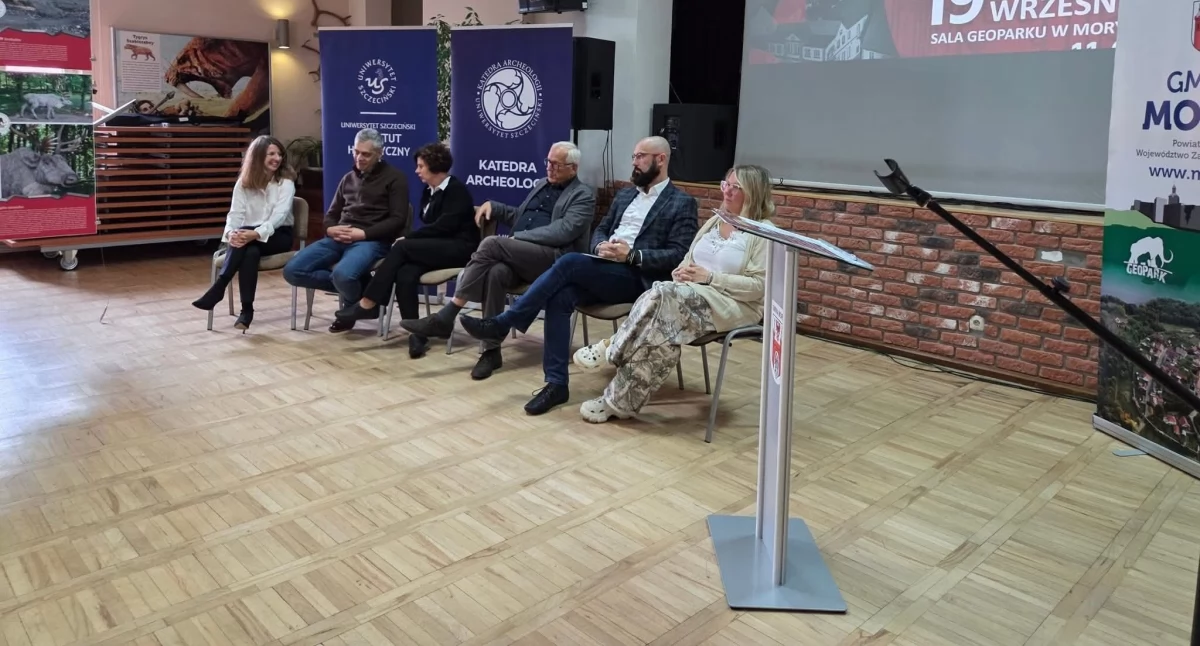 A po konferencji odsłonili pamiątkowego raczka