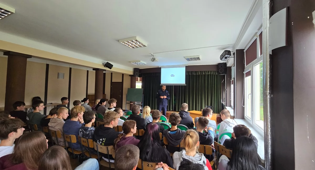 Policjant opowiedział im o cyberprzemocy oraz odpowiedzialności karnej