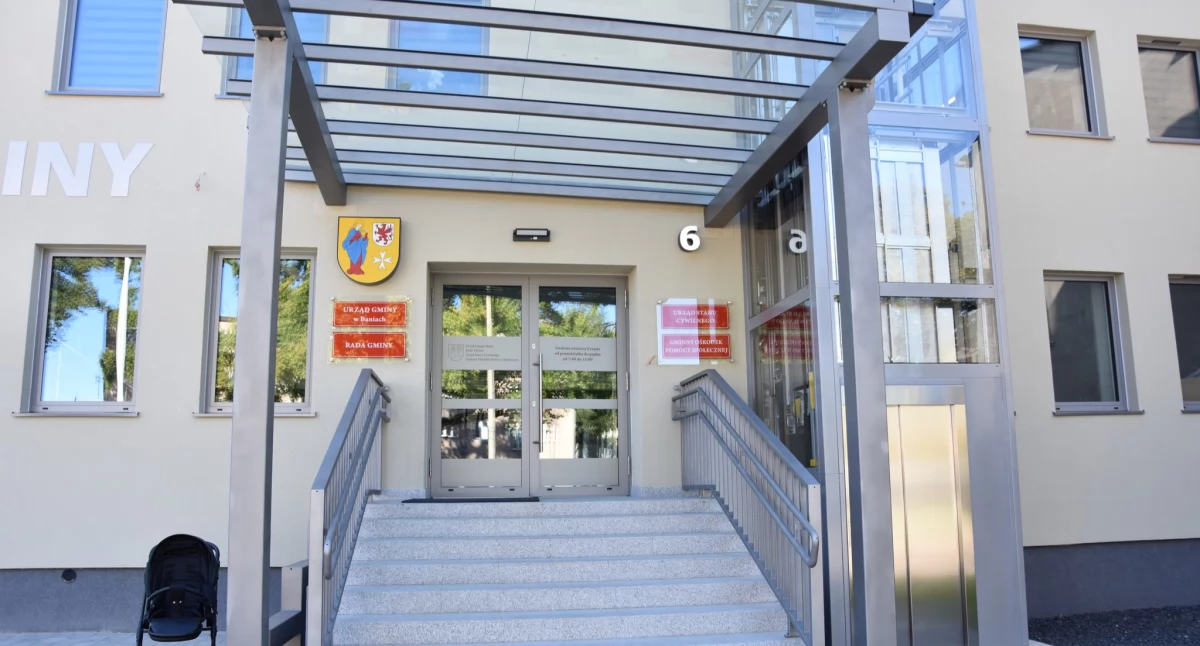 Dostosowali urząd do potrzeb osób mających problem z poruszaniem [GALERIA I WIDEO]