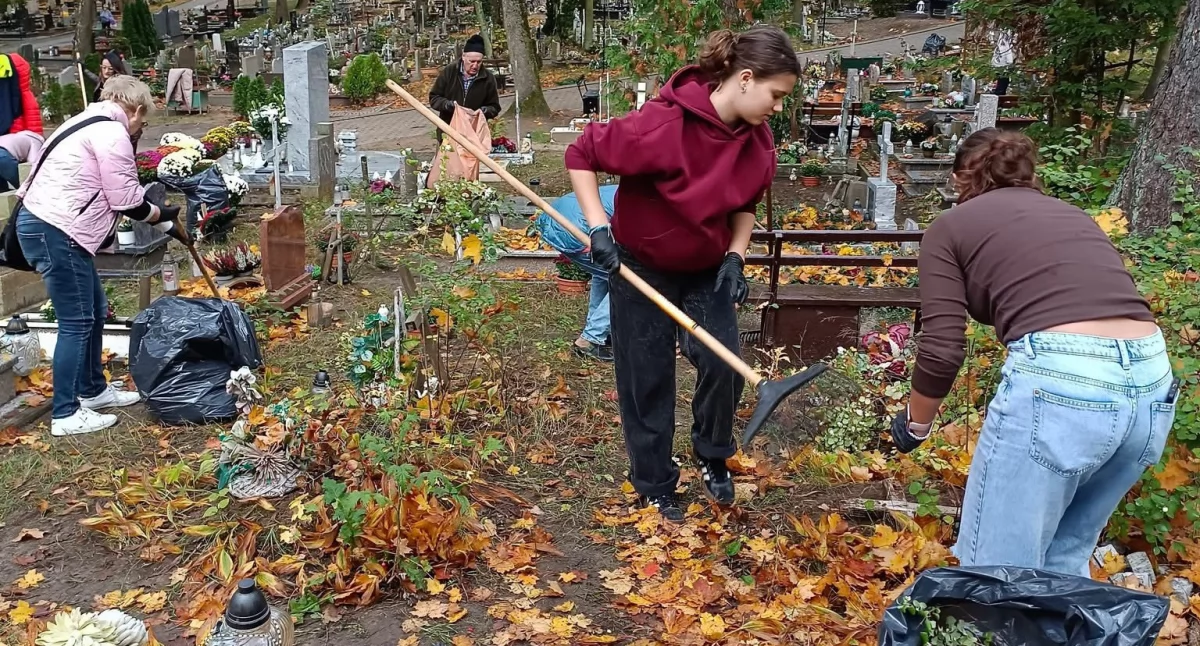 Uczniowie i seniorzy wspólnie zadbali o opuszczone groby[ZDJĘCIA]