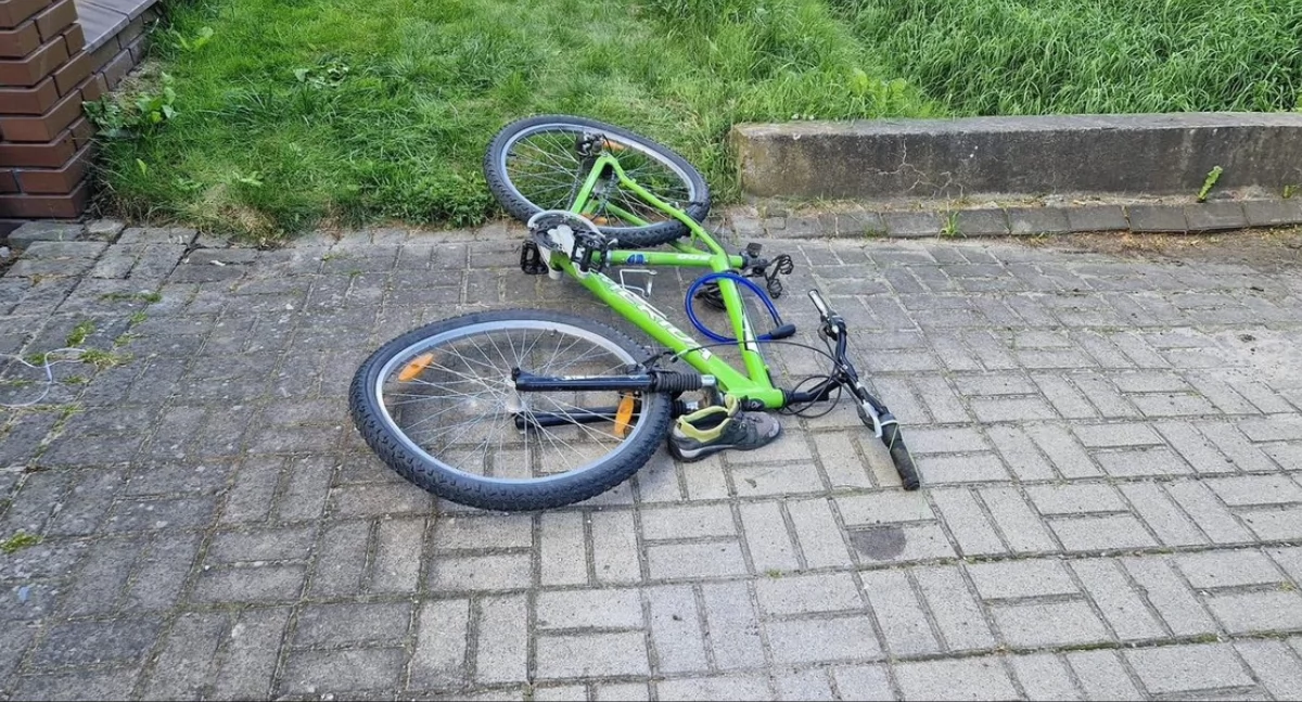 Młody rowerzysta staranował starszego mężczyznę