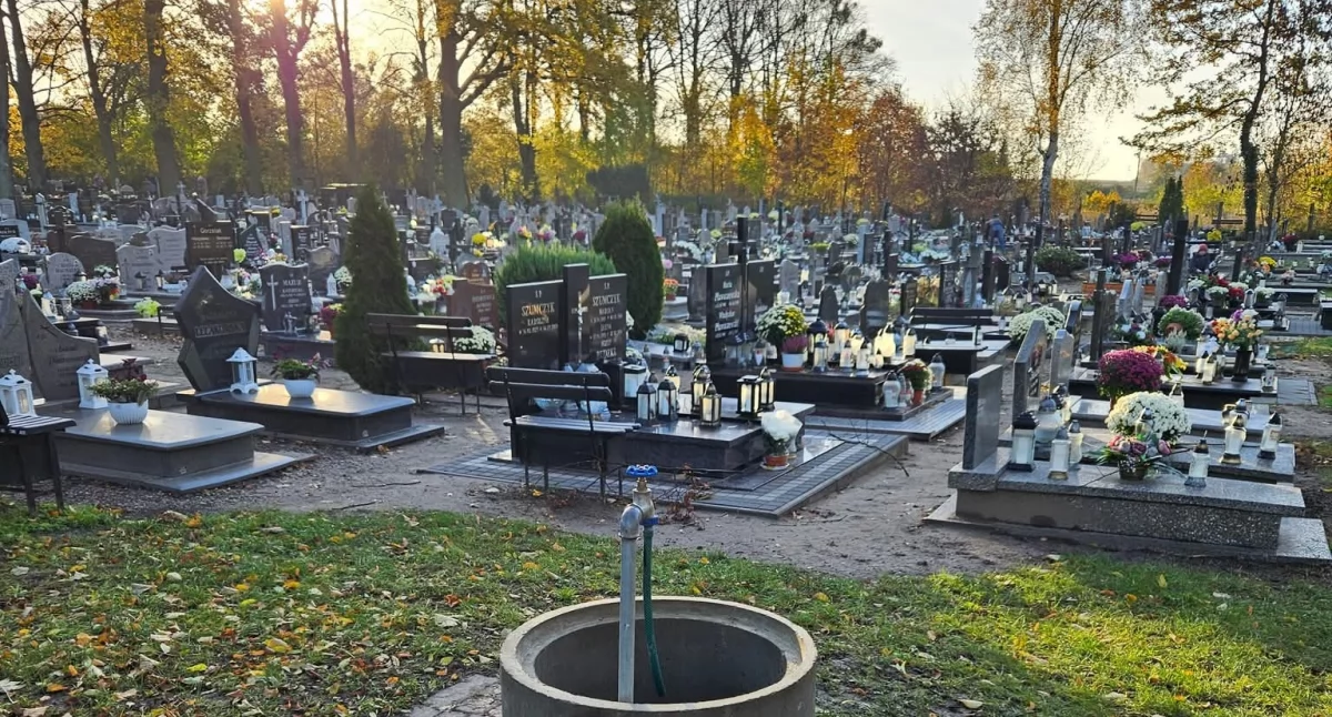 Podajemy godziny mszy św. na cmentarzach 