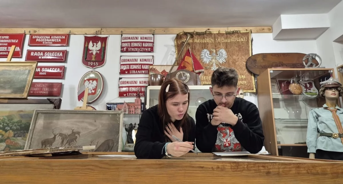 Uczniowie z ul. Łużyckiej odwiedzili Gryfińską Izbę Pamięci [GALERIA]
