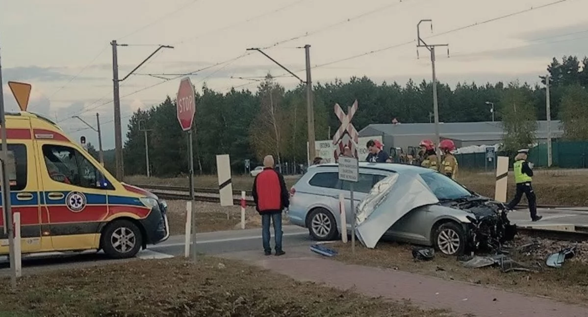 Niebezpieczne zdarzenie w regionie. Uszkodzony samochód stał na przejeździe kolejowym