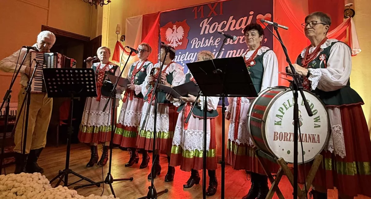 Świętowali rocznicę odzyskania niepodległości wspólnie z ludowymi kapelami [GALERIA]