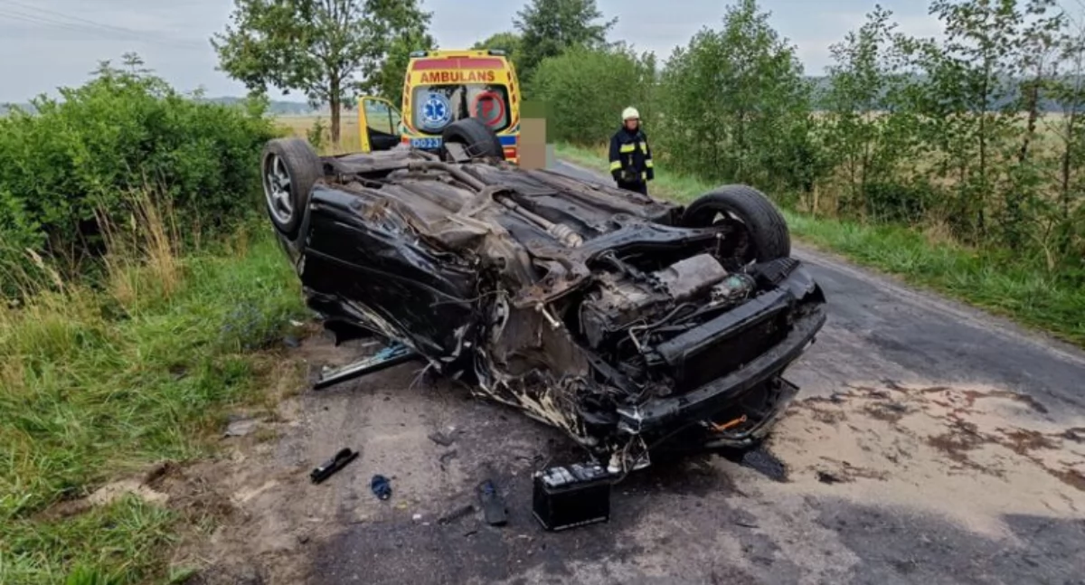 21-letni kierowca trafił do szpitala w ciężkim stanie