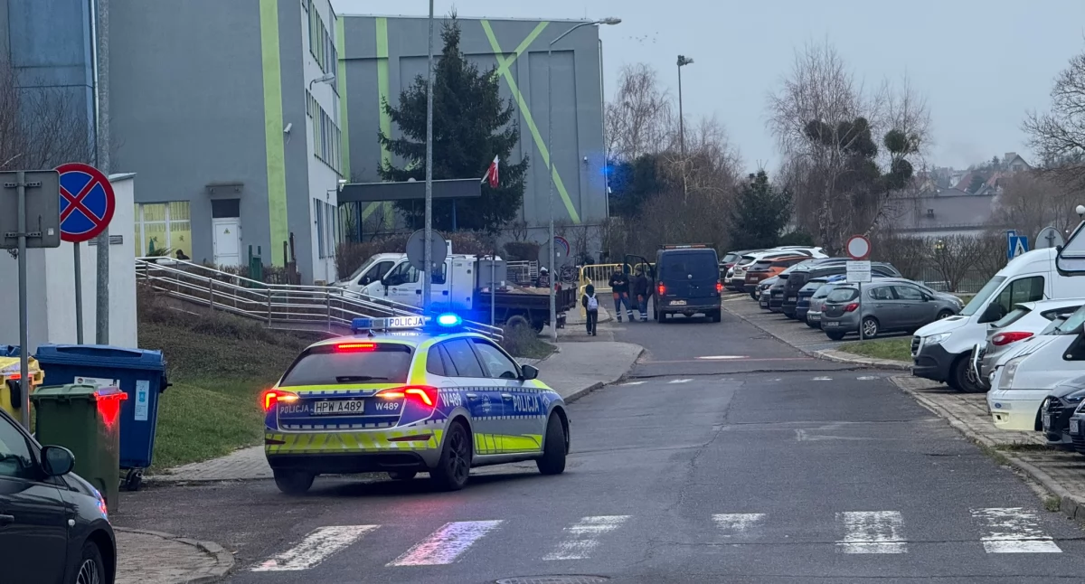Policjanci z drogówki pilnują porządku przed szkołą