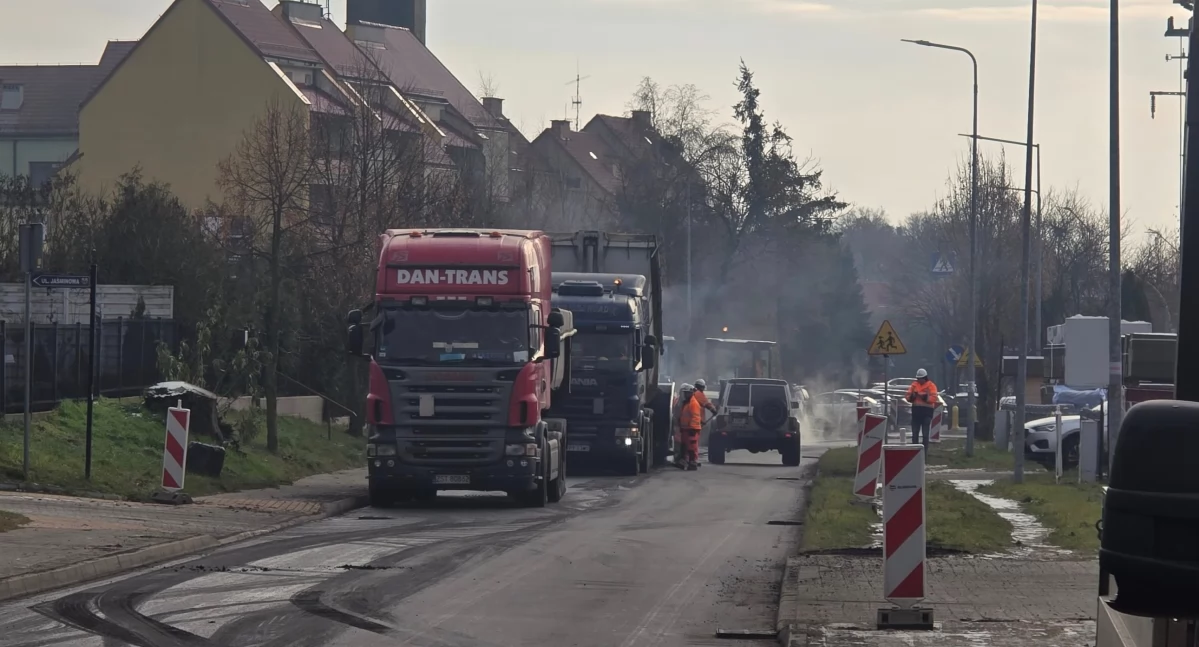 Koniec jazdy na mijankę. Ruszyło wylewanie kolejnej warstwy asfaltu
