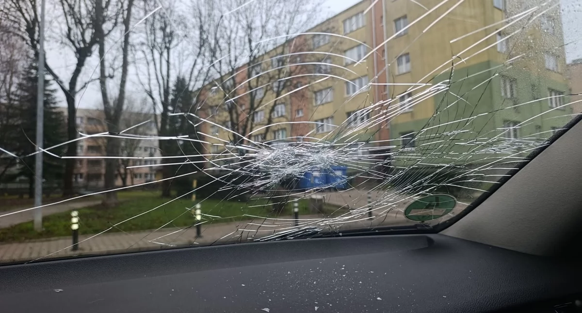 Przy ul. Bałtyckiej ktoś wybił przednią szybę w samochodzie [ZDJĘCIA]